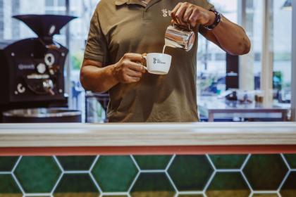 Koffiebranden als verbindende factor voor patienten en medewerkers Van der Hoeven Kliniek